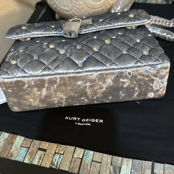 Kurt Geiger London Mini Brixton Lock Bag
Kurt Geiger London - Picture 11 of 15